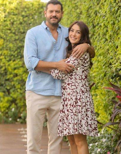 كندة علوش تتغزل بوسامة زوجها