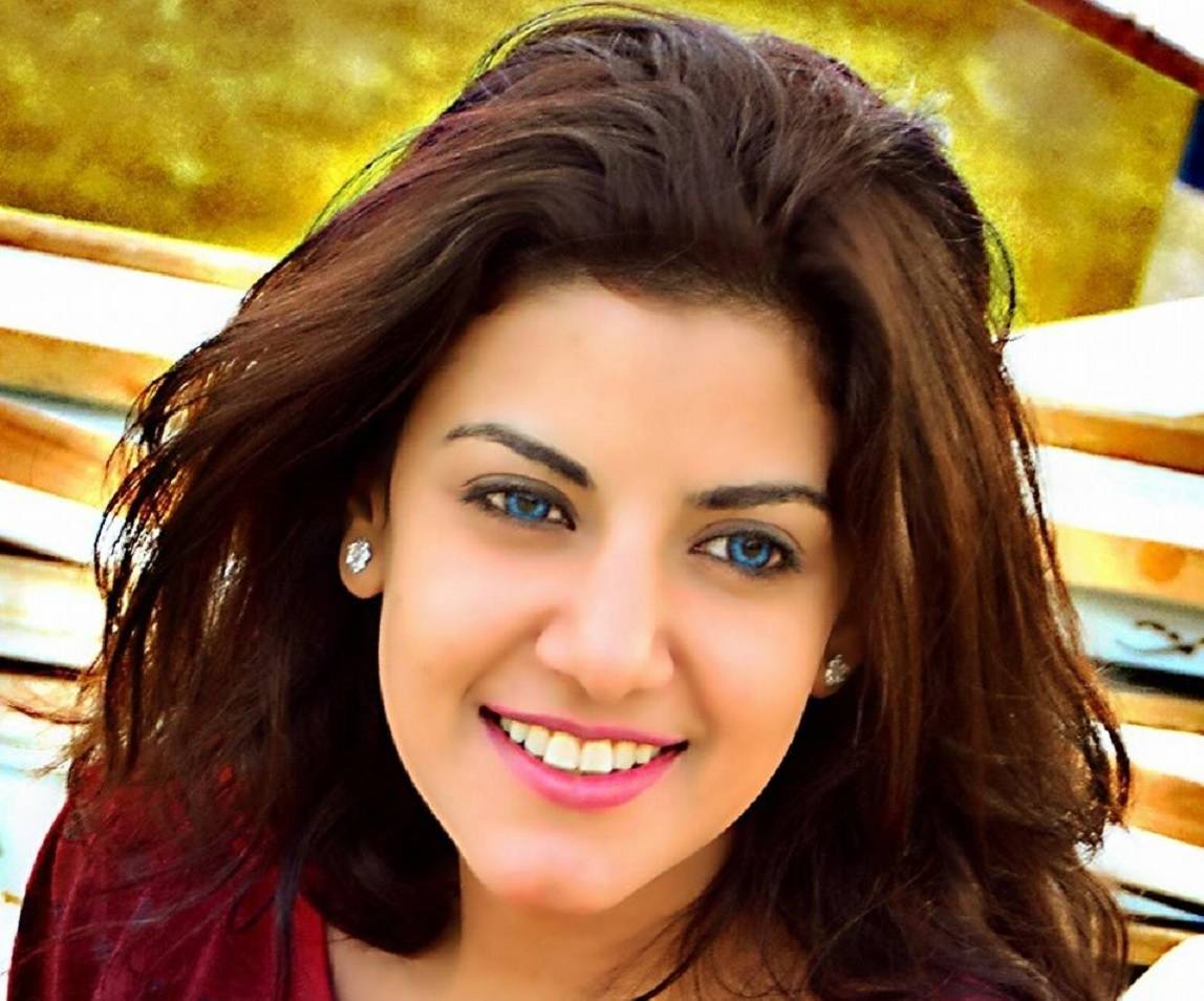 مطربة شابة تعلن اشتعال حجرتها بشكل غريب.. وهذا ما طلبته من جمهورها