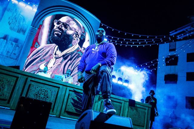 النجم العالمي ريك روس أثناء مشاركته في اليوم الافتتاحي لمهرجان بلد بيست