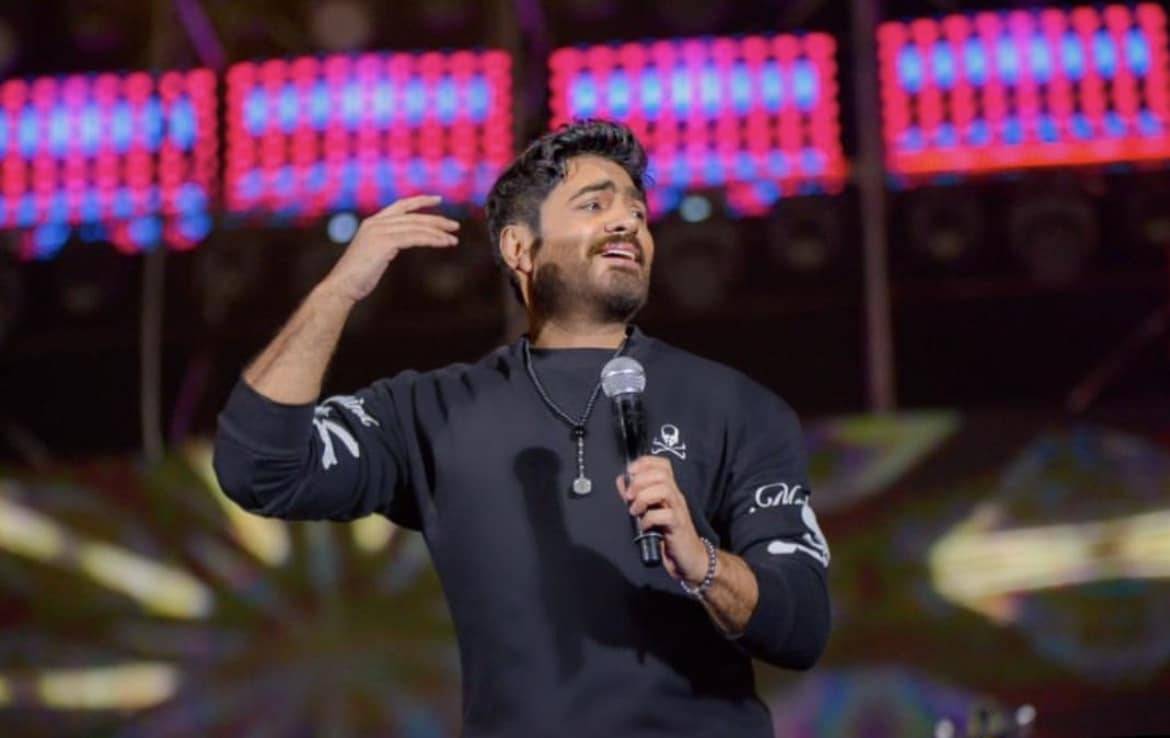 تامر حسني يهنئ نور  إيهاب بالخطوبة برسالة طريفة