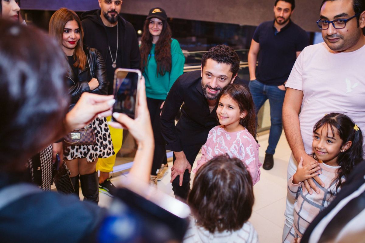 بالصور - كريم محمود عبد العزيز وبيتر ميمي يحتفلان بالعرض الخاص لفيلم 