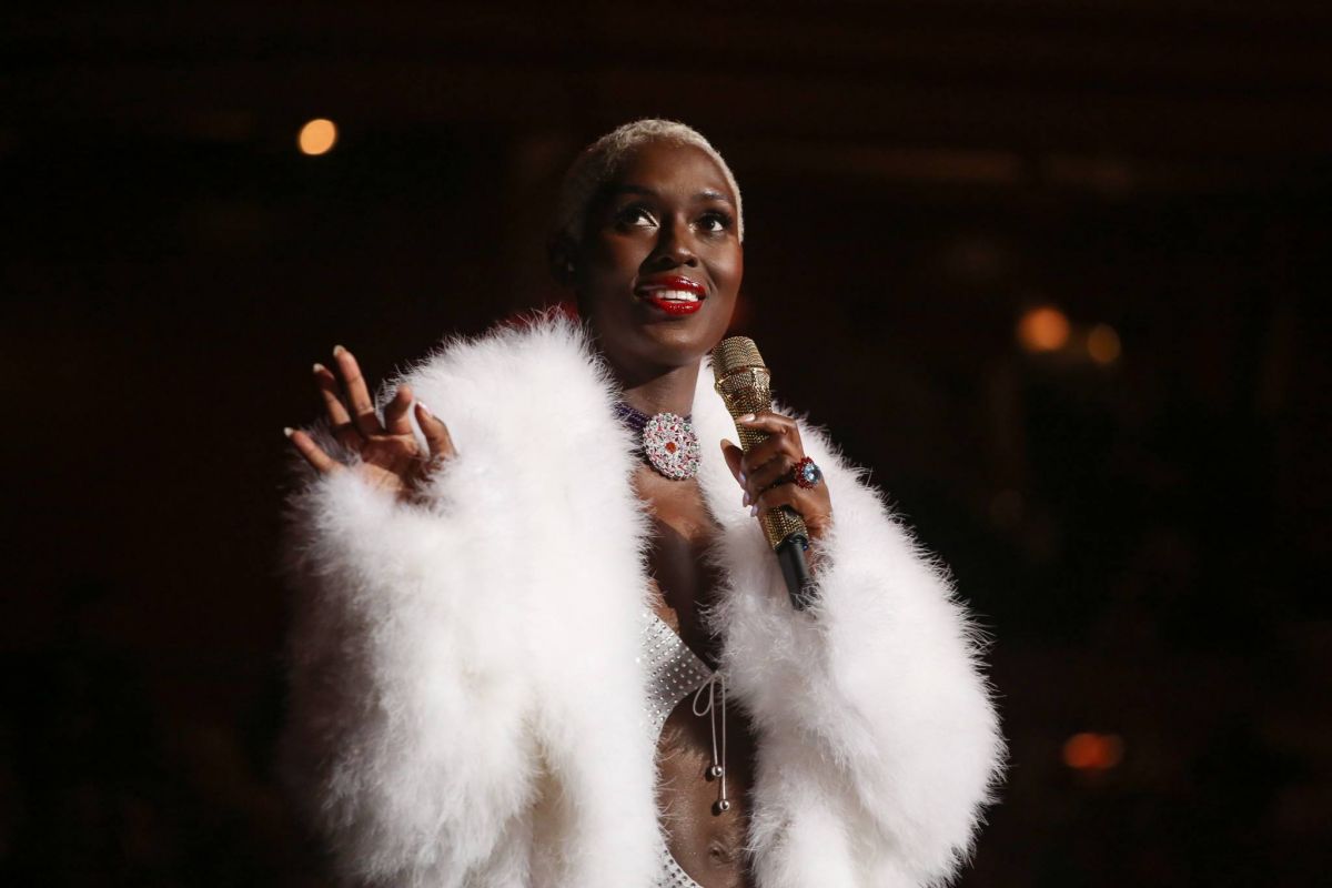 جودي تورنر سميث تتألق بمجوهرات 