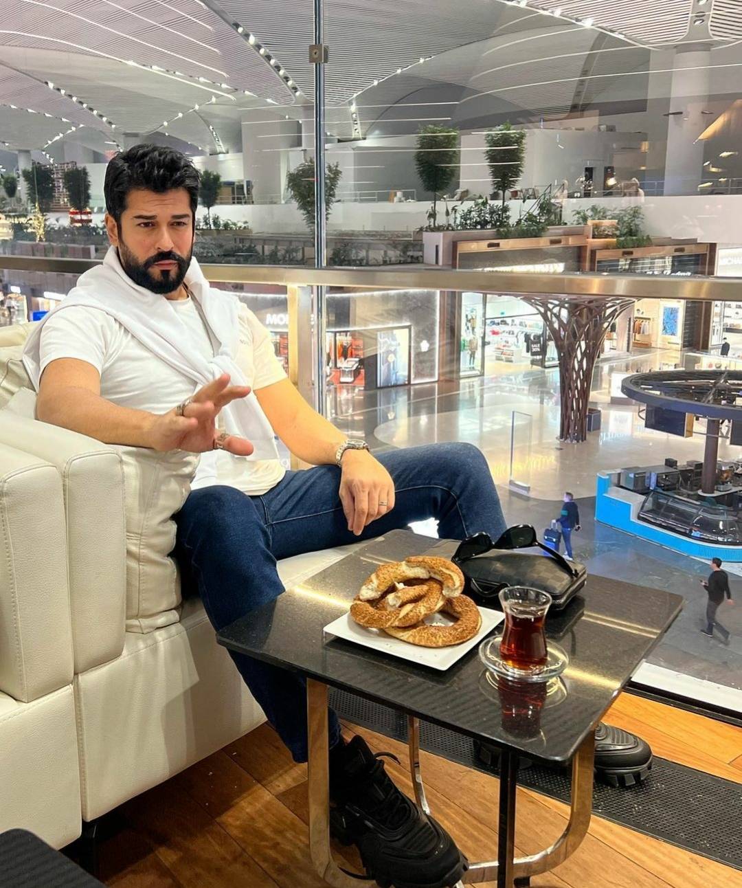 بوراك أوزجيفت يخرج عن صمته ويردّ على منتقدي صورته مع هذا النجم