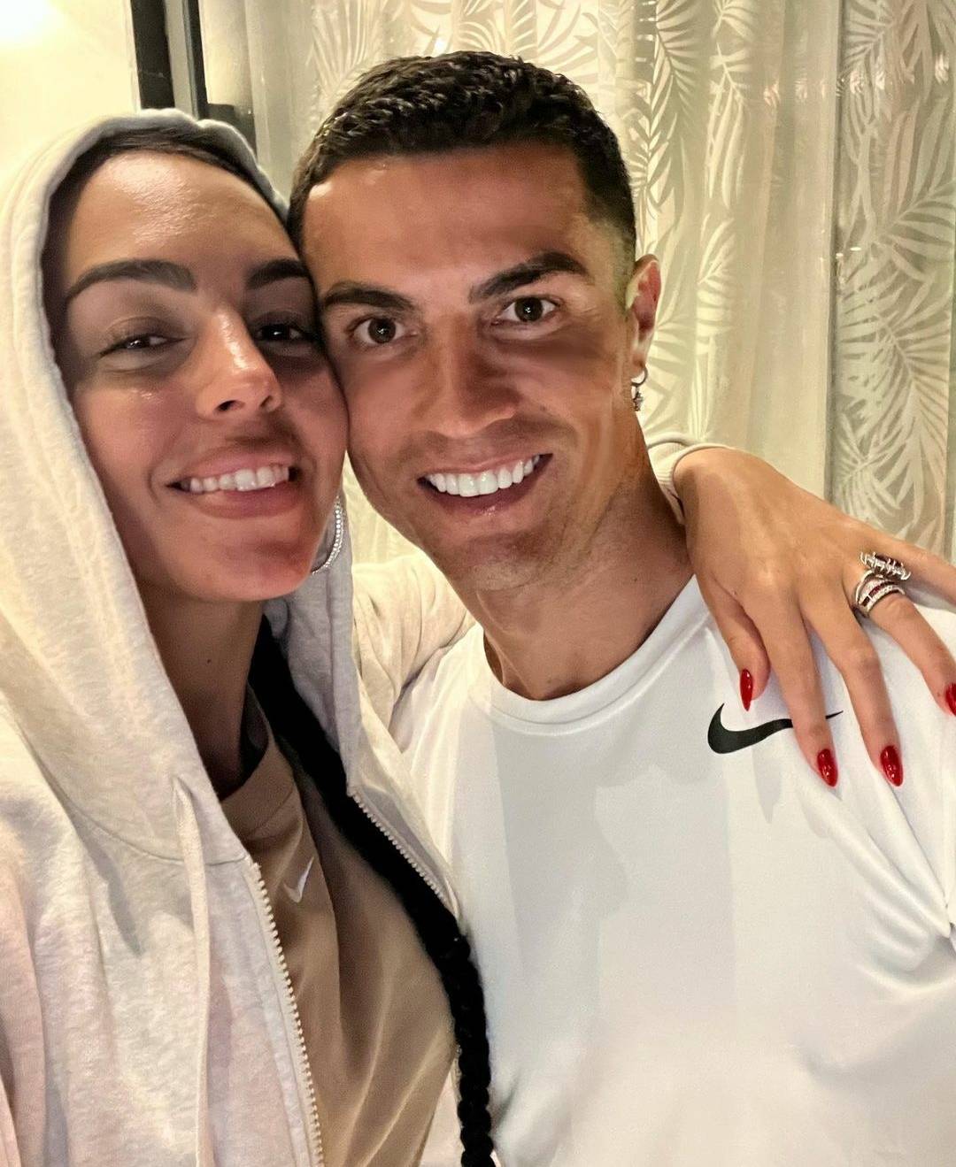 بالفيديو - كريستيانو رونالدو يتلقى هدية فخمة من حبيبته