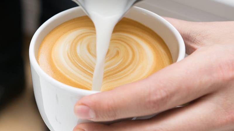 لكل عشّاق إضافة الحليب الى القهوة... احذروا من هذه الأضرار