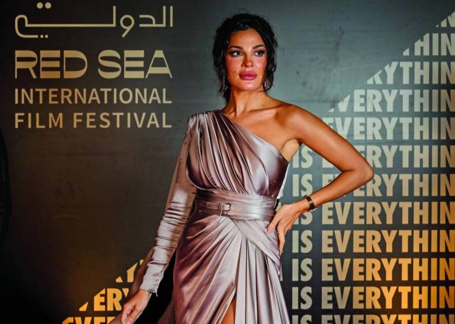 نجمات يتألّقن بإطلالات جذّابة في 