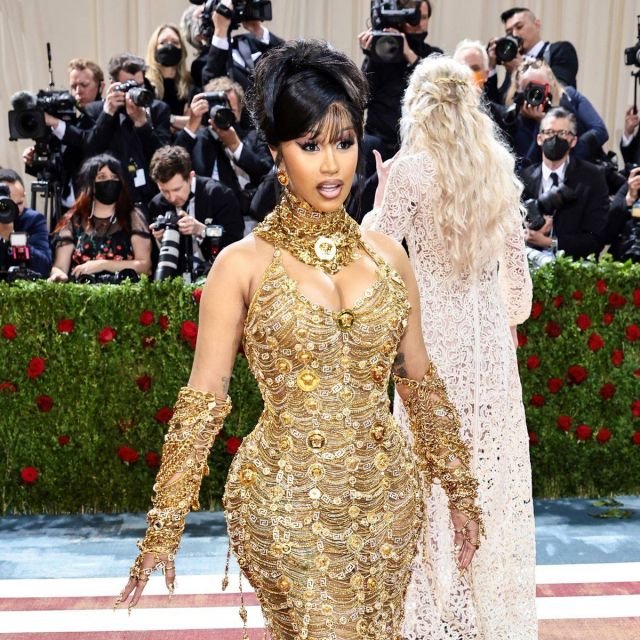 بعد تجربتها... كاردي بي تحذّر الفتيات من هذه العملية التجميلية