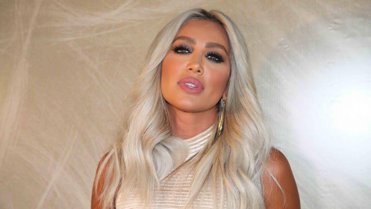 مايا دياب تتبرع من خزانة ملابسها لأطفال لبنان