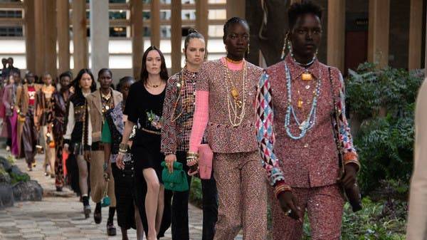 مجموعة Chanel الخاصة بالحِرف الفنية لخريف 2023 في السنغال