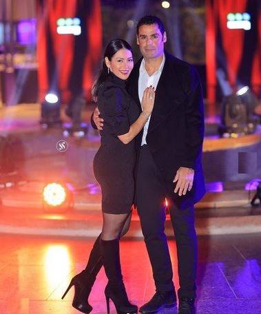 لقاء الخميسي تخطف الأنظار بصورها الطريفة مع زوجها وابنيهما