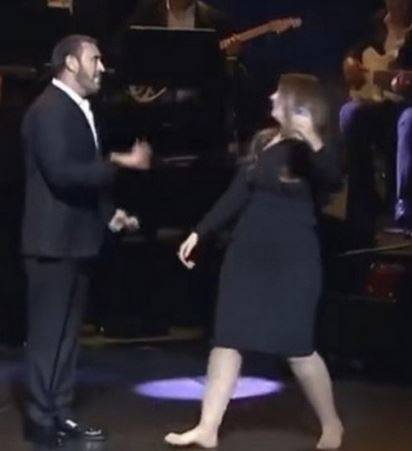 بالفيديو - كاظم الساهر يغضب من تصرف معجبة على المسرح... والجمهور يتفاعل