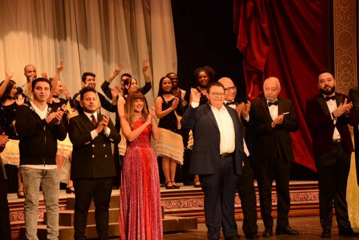 بالصور - صديقات دلال عبد العزيز يساندن ابنتها دنيا في عرض 