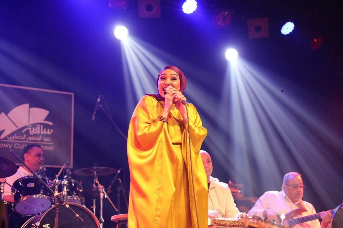 هلا رشدي تعلق على انتقادات غنائها بالحرم النبوي: 