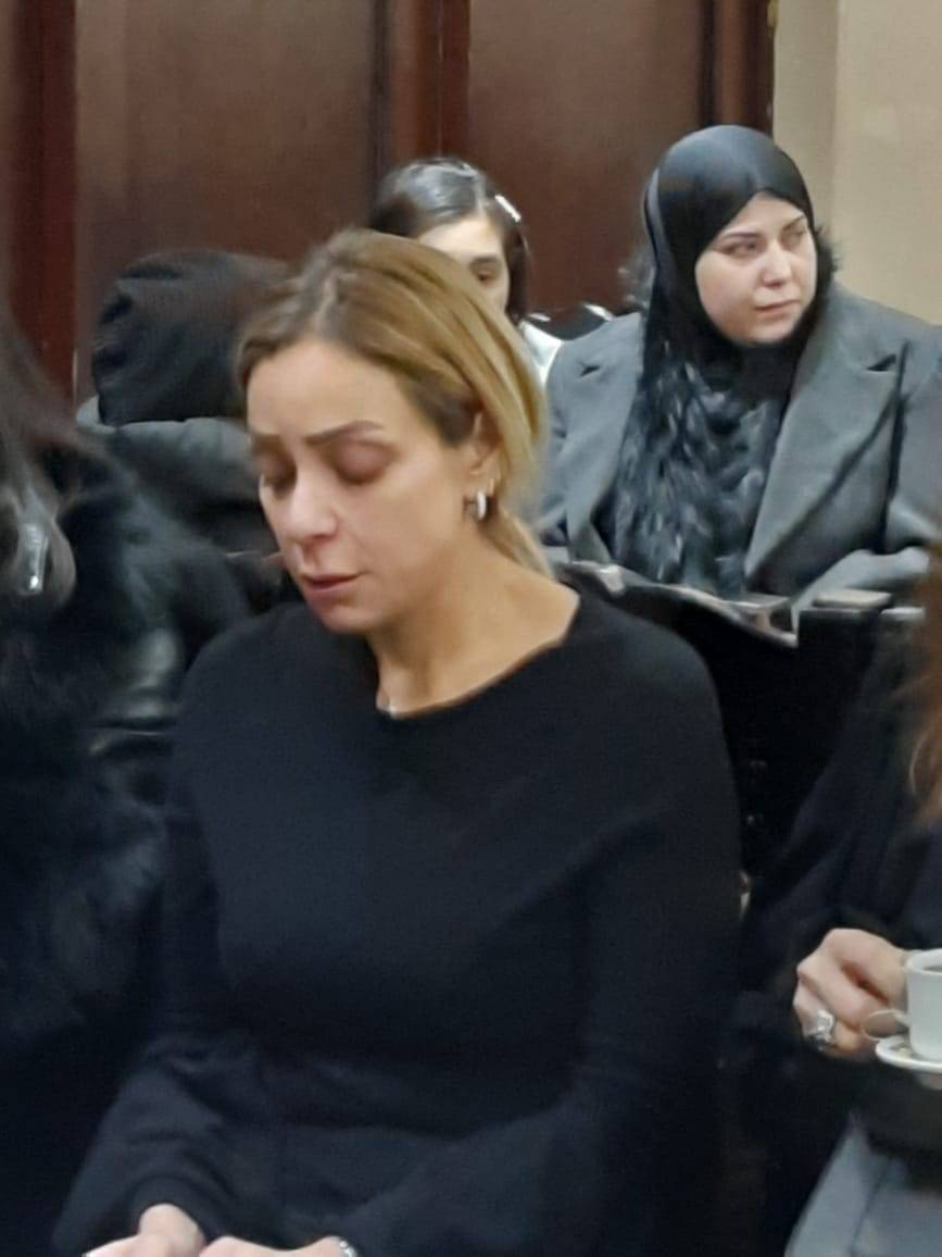 بالصور - انهيار ريم البارودي بالبكاء في عزاء والدها