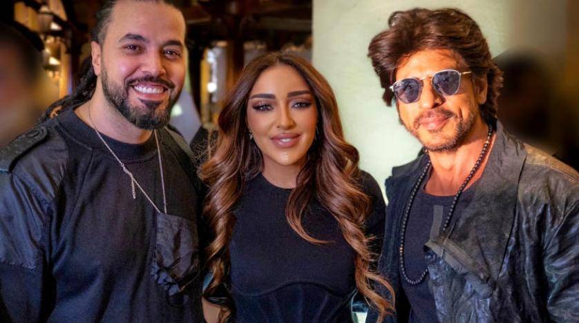 بالفيديو - عبد الفتاح الجريني وزوجته في استعراض غنائي مميّز مع شاروخان