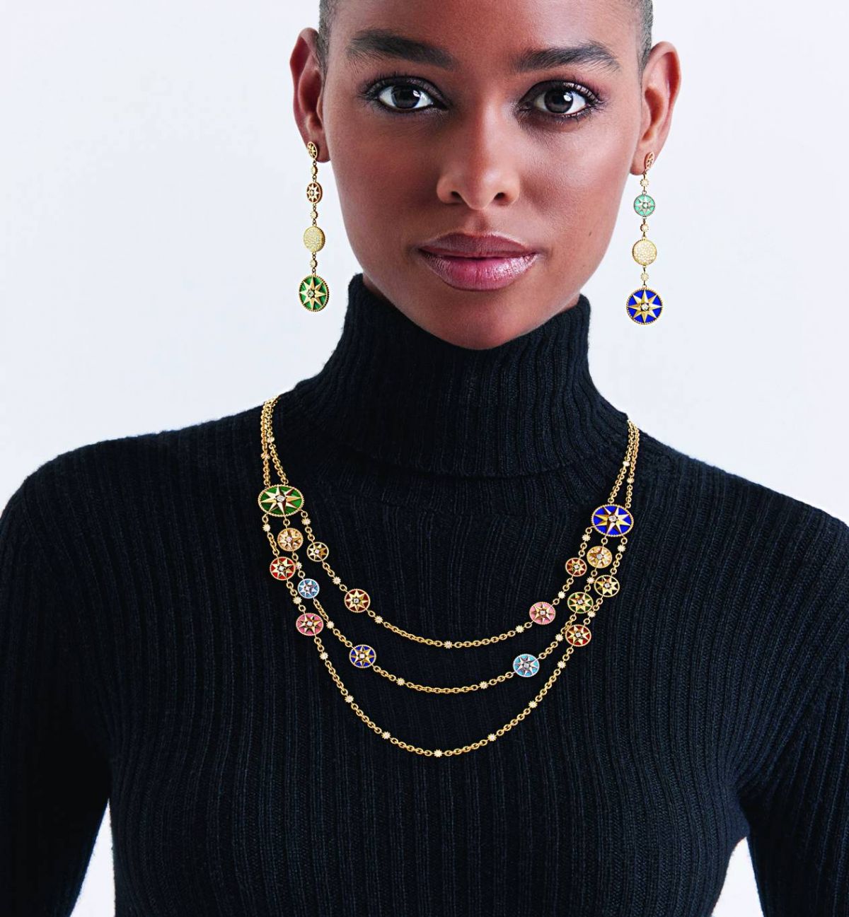 أقراط من الذهب وعرق اللؤلؤ المميّز من مجوهرات Dior الراقية