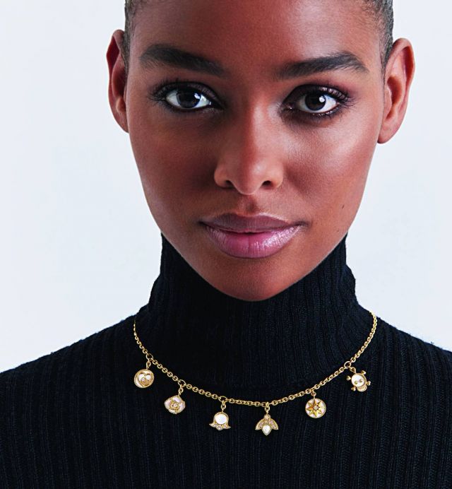 عقد Rose Des Vents من الذهب الأصفر، والماس، وعرق اللؤلؤ.  من مجوهرات 