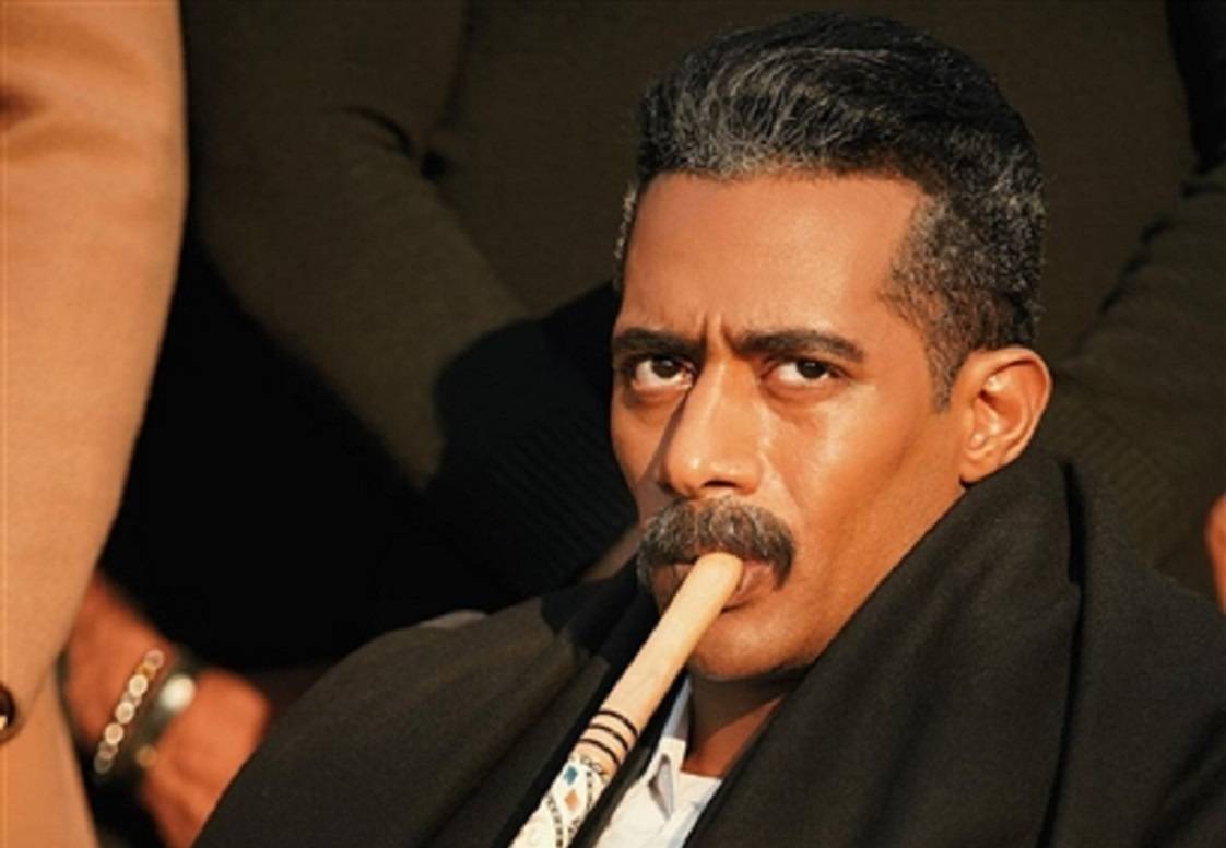 بالفيديو - هذا ما فعله محمد رمضان مع فريق عمل مسلسله أثناء نومهم