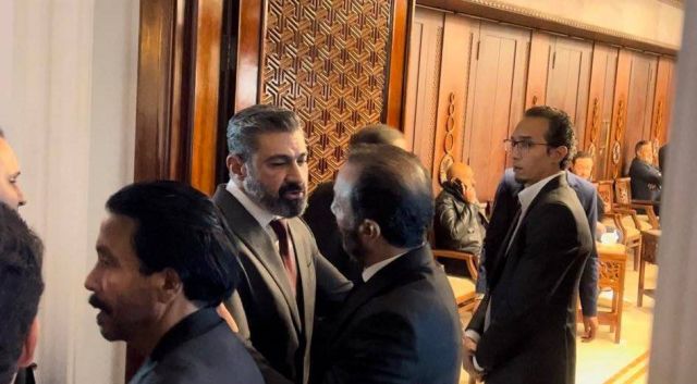 بالصور - نجوم الفن يواسون طارق لطفي في عزاء والدته