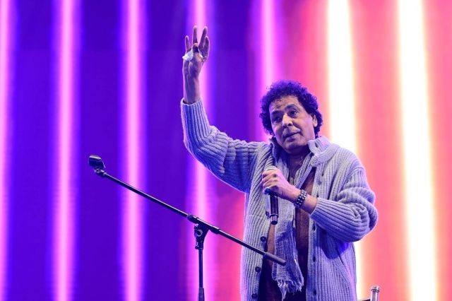 بالصور - محمد منير يعتذر لجمهور حفله