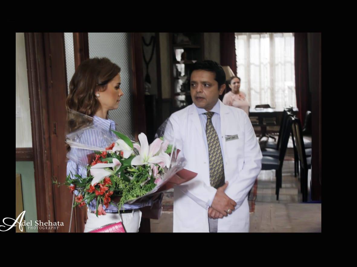 بالصور - منافسة طبية شرسة بين محمد هنيدي ونور اللبنانية