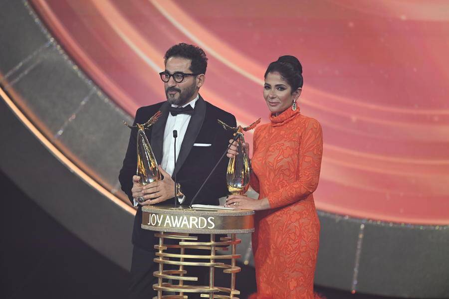 مفاجأة غير متوقعة... جائزة خاصة لأحمد حلمي ومنى زكي