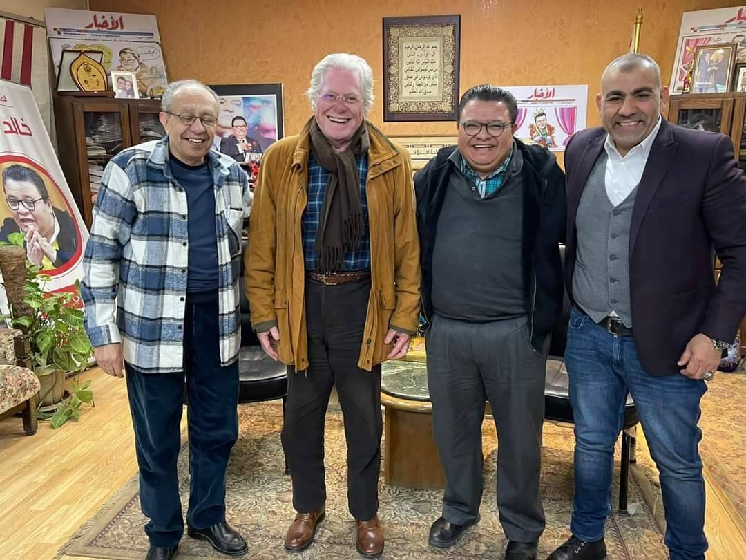 عودة حسين فهمي إلى المسرح بعد غياب طويل