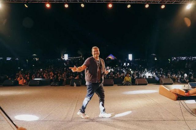 بالصور - عمرو دياب يخطف الأنظار بإطلالة 