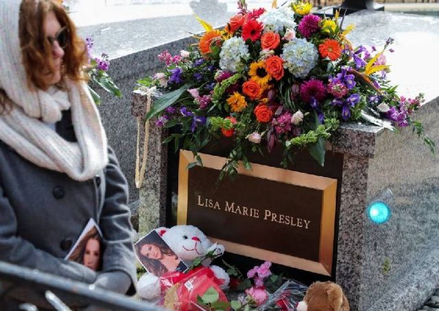 ليزا ماري بريسلي تدفن بجوار إبنها.. وهذا ما قالته صديقتها عن وفاتها