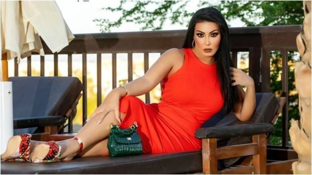 سمية الخشاب تثير الجدل بتصريحاتها عن حرق ملابسها وتحرج متابعة