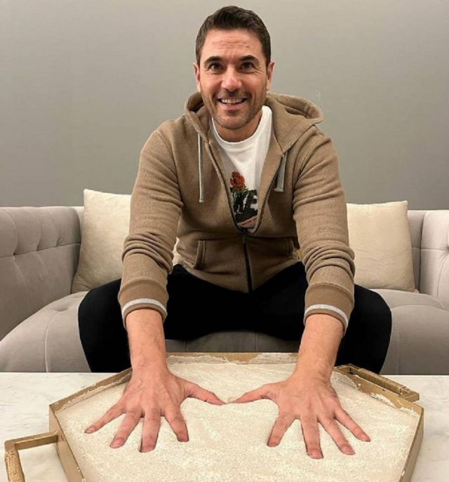 أحمد عز يضع بصمته على حائط المشاهير