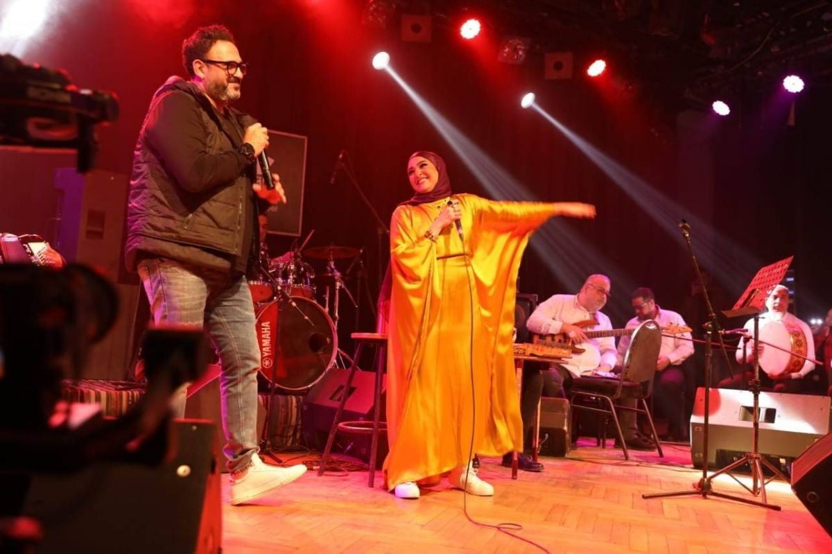 بالصور - بعد أزمة غنائها بالحرم.. هلا رشدي تتألق في حفلها الأول بمشاركة أكرم حسني