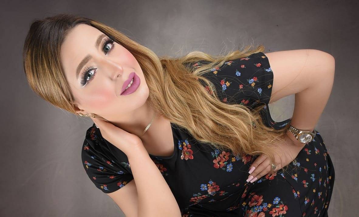 إيقاف المذيعة منى العمدة عن العمل بسبب ملابس 