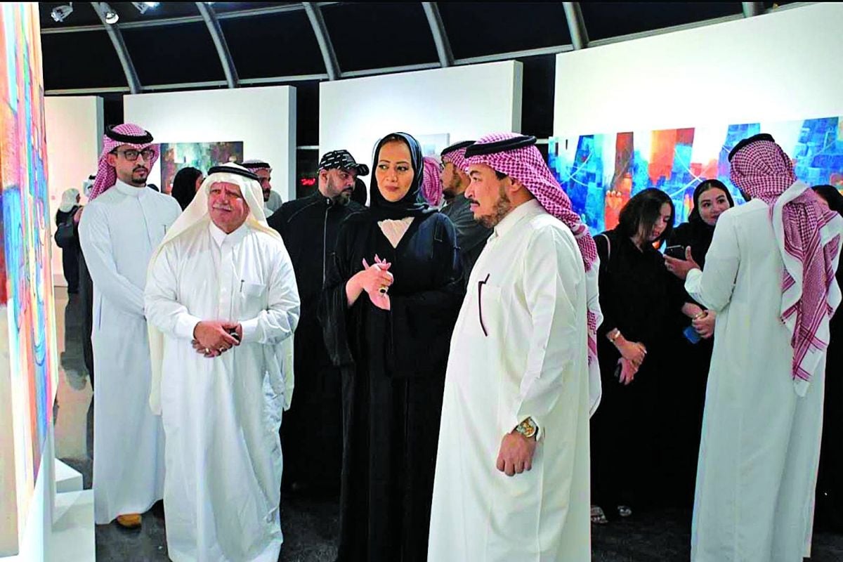 الرسامة السعودية أمل فلمبان: إنجازات المرأة السعودية بدأت قبل رؤية 2030 وتستمر بقوة في ظلّها