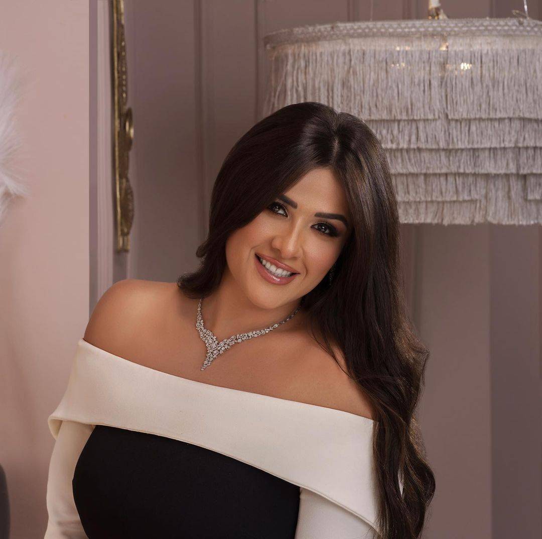 ياسمين عبد العزيز تمازح جمهورها بصورة طريفة