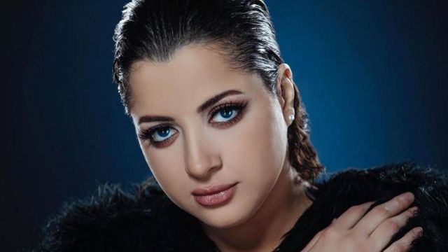 رسالة غامضة من منى فاروق بعد خضوعها لجراحة في العين