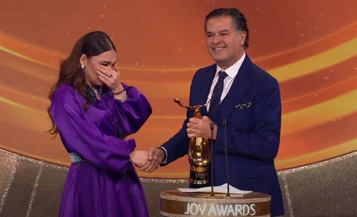 بالفيديو - مغنية شابة تبكي على المسرح.. وراغب علامة ينقذ الموقف