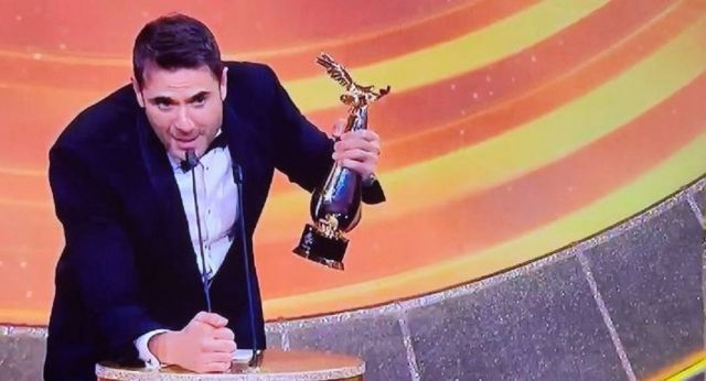 بعد حصوله على جائزة أفضل ممثل.. هذا ما قاله أحمد عز ليسرا على المسرح