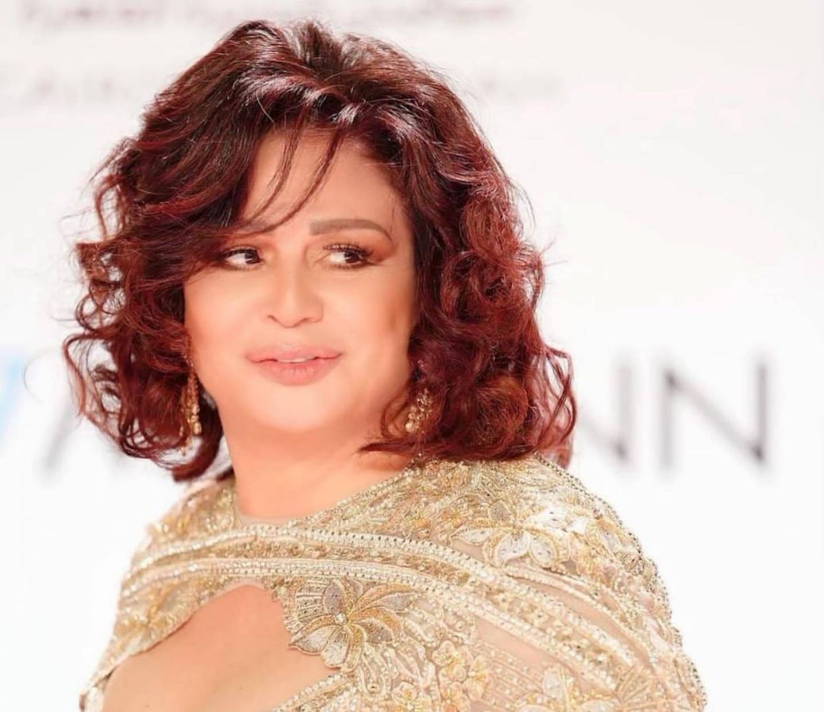 إلهام شاهين تؤدي العمرة عن روح والدتها