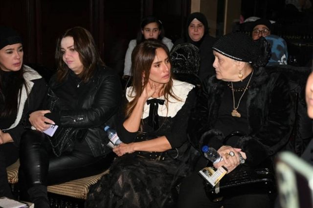 زينة في عزاء والد ريم البارودي