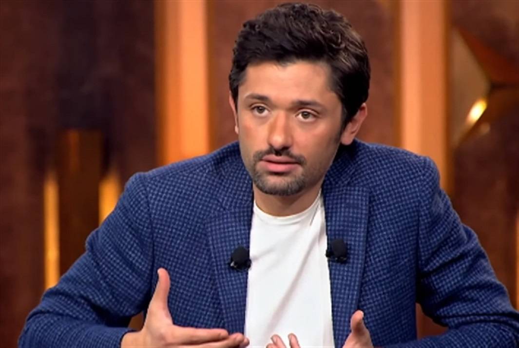 كريم محمود عبد العزيز يوضح حقيقة خلافاته وشقيقه مع أرملة والدهما