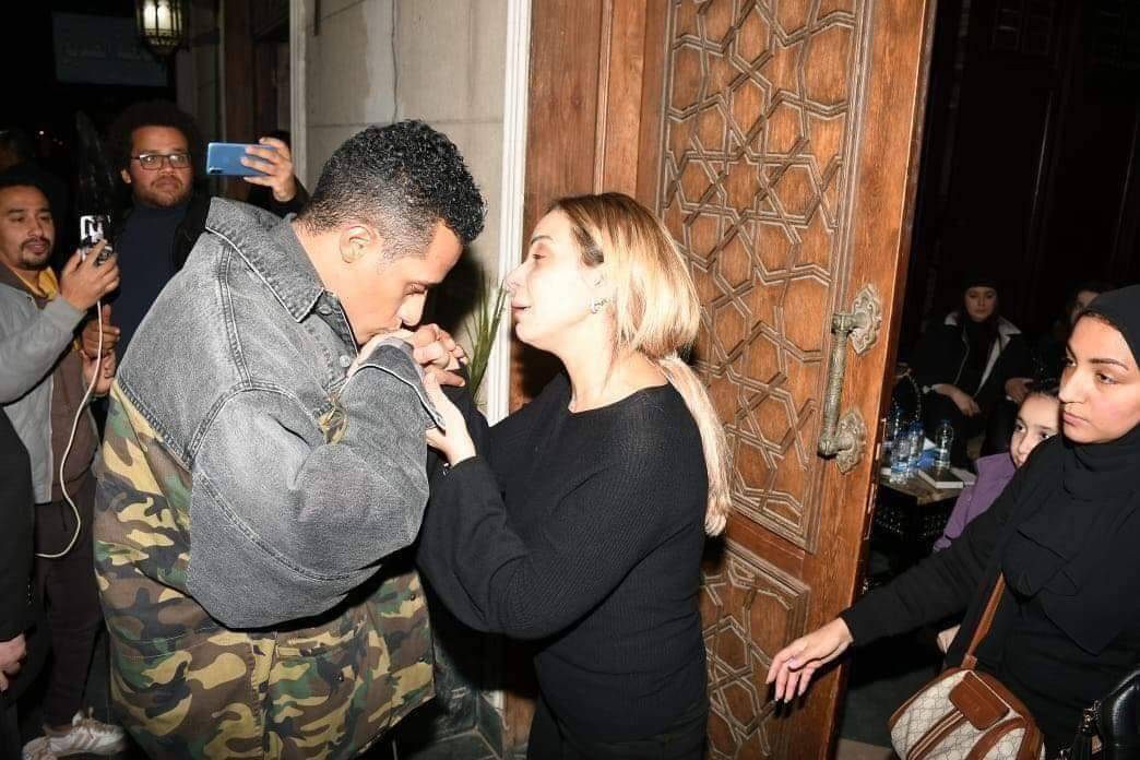 بالفيديو والصور - هكذا واسى محمد رمضان ريم البارودي في عزاء والدها