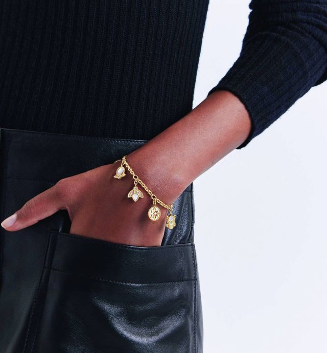 سوار Rose Des Vents من الذهب الأصفر، والماس، وعرق اللؤلؤ.  من مجوهرات 