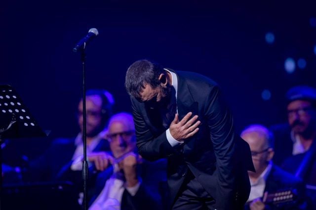 كاظم الساهر يقف 