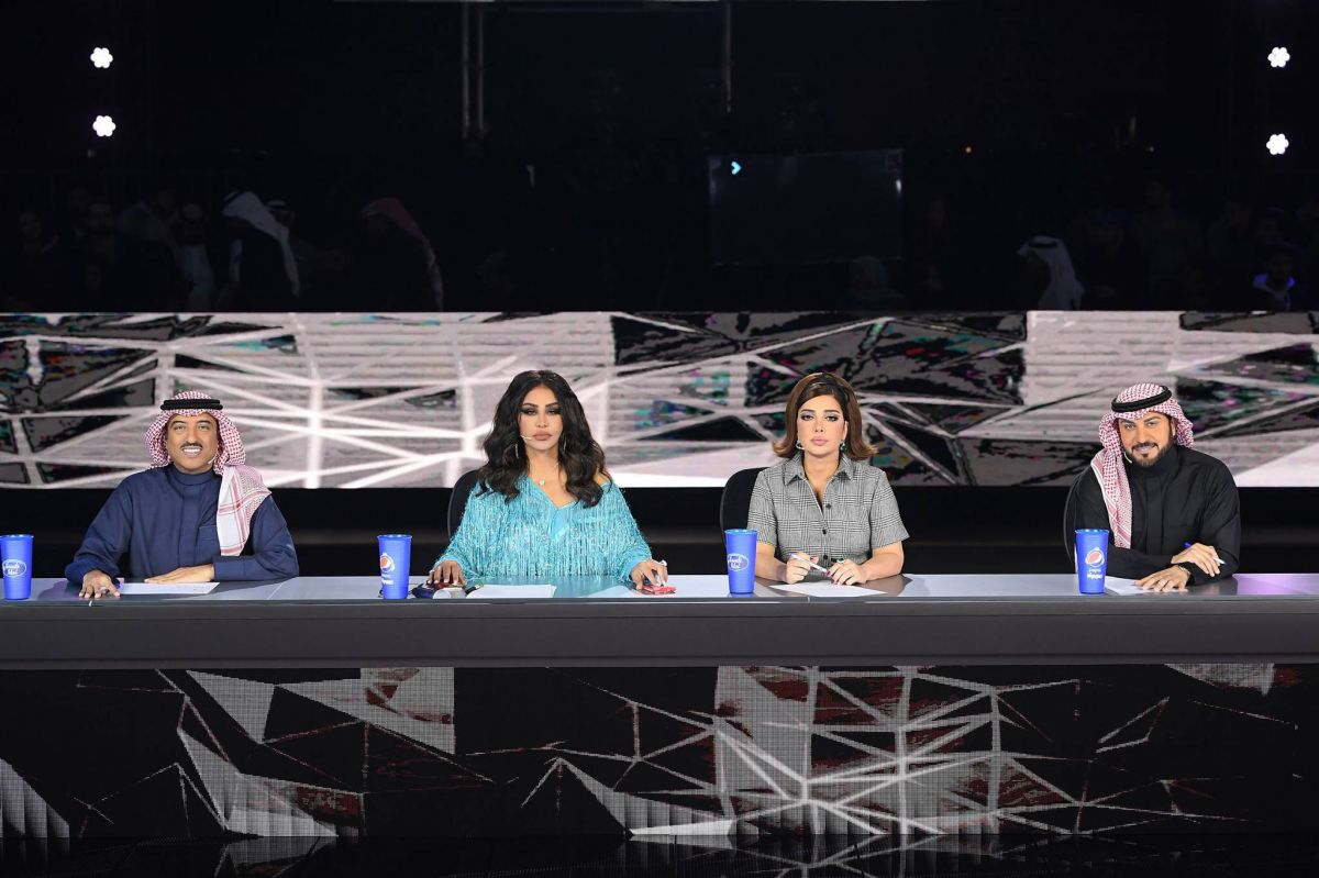 المواهب الـ 14 تتألق غناءً على المسرح وانتهاء رحلة اثنين منهم في ختام العرض المباشر الأول من 