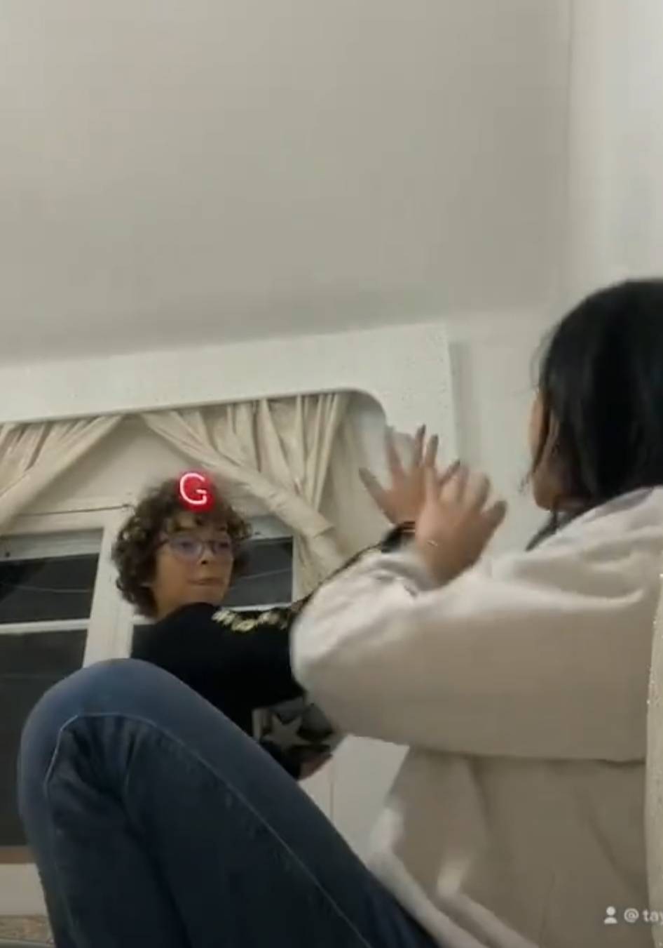 بالفيديو - نجمة عربية تشتكي من ظلم طليقها الفنان وتطالب بإنصاف طفلها