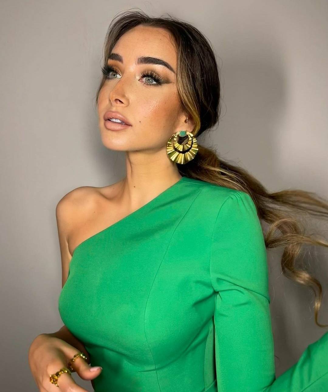 بالصور - هنا الزاهد تحتفل بيوم ميلادها مع أصدقائها.. الديكور خاص