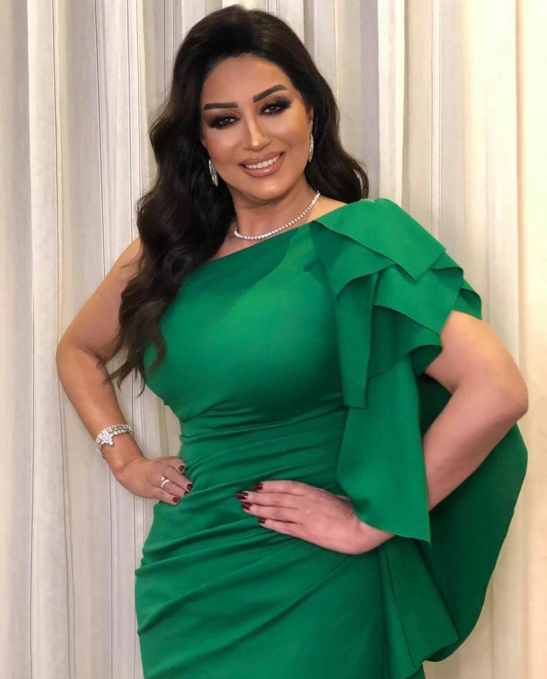 وفاء عامر تهاجم معجبة بسبب صورة!