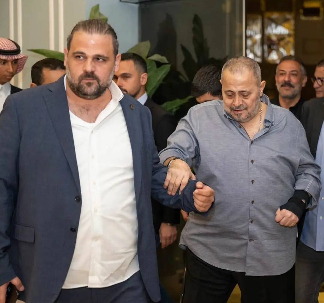 بالفيديو - الظهور الأول لجورج وسوف وهو يتلقى عزاء إبنه