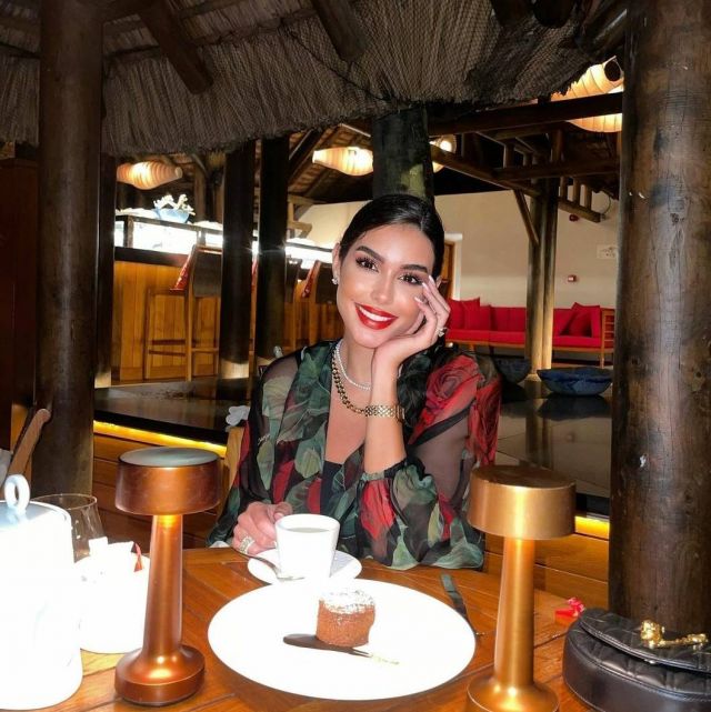 ياسمين صبري بإطلالة شتوية مختلفة... وسعر ساعتها خيالي